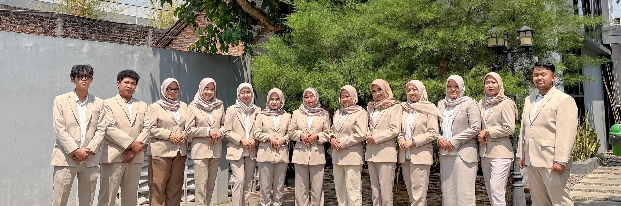 Tim PT. Global Estate Nusantara di depan kantor