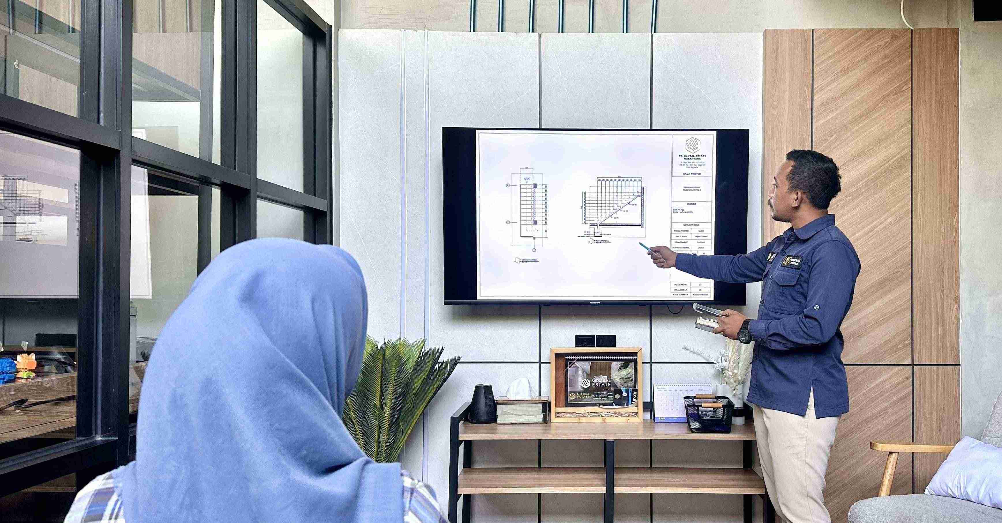 Tim PT. Global Estate Nusantara mempresentasikan gambar kerja kepada klien