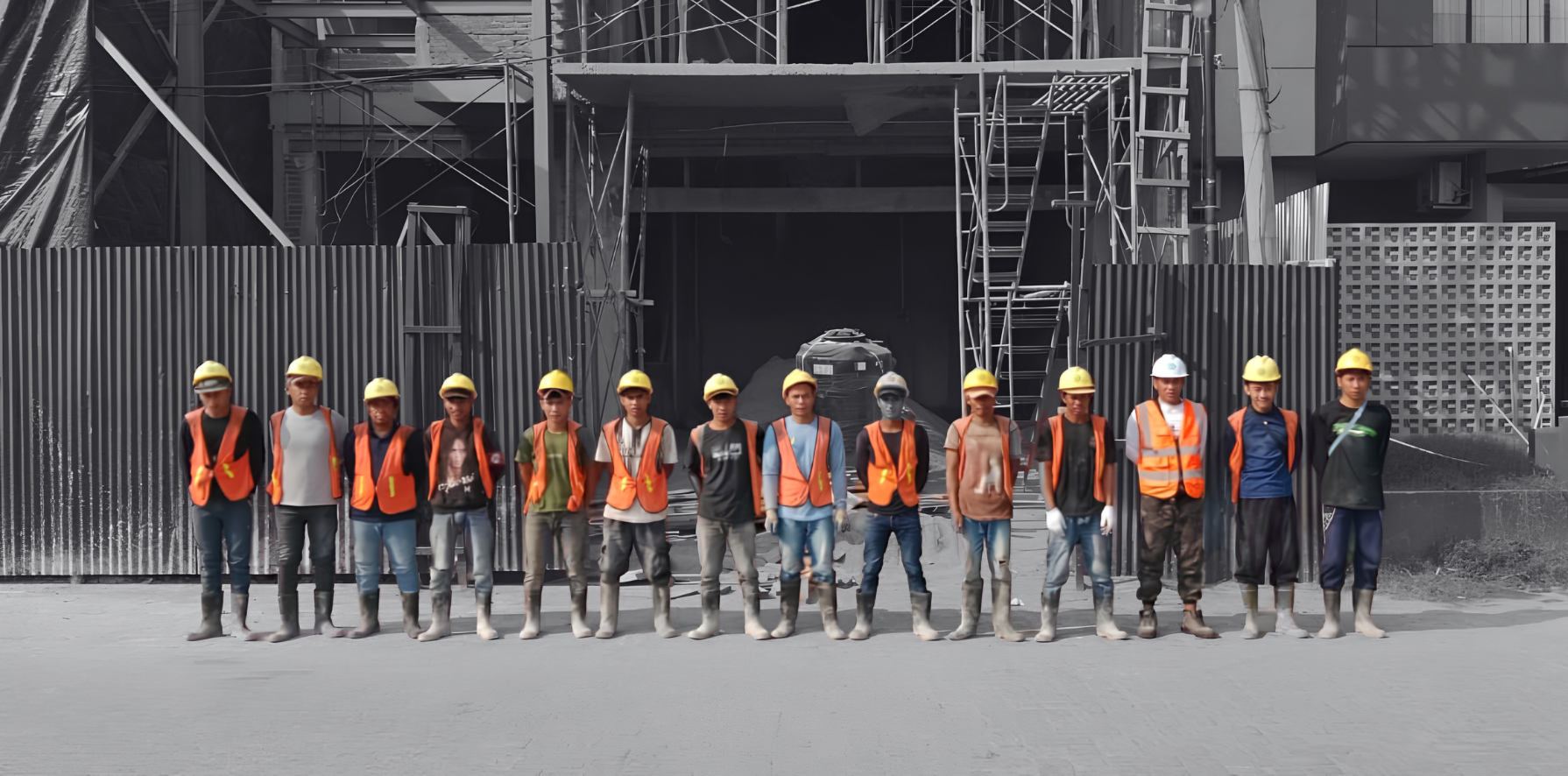 Tim GEN di lokasi proyek